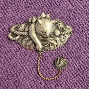 'Sleeping Cat' vintage brooch pin